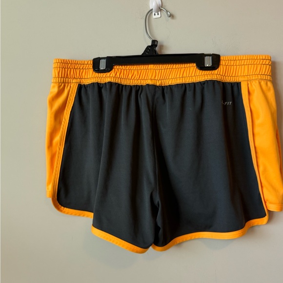 Nike women’s athletic shorts charcoal grey size large - Picture 5 of 5